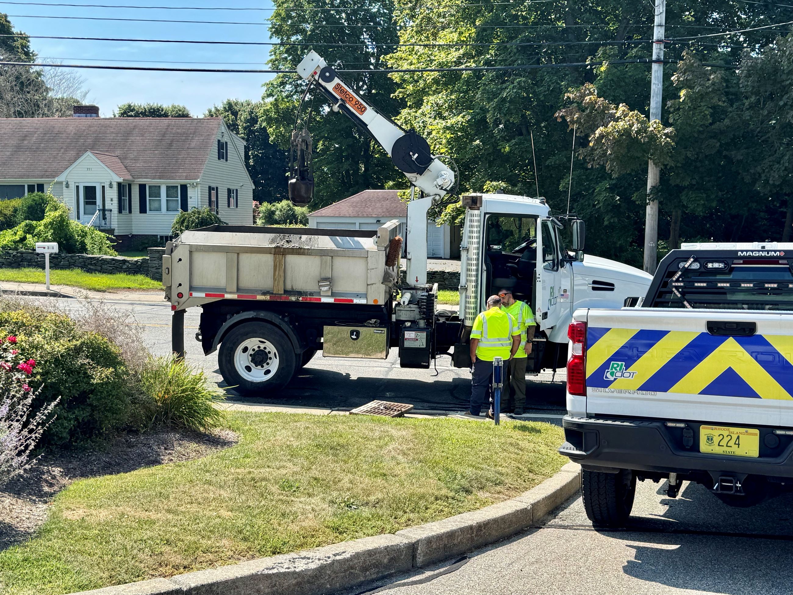RIDOT East Main Road Stormdrain Cleanout 72425 Photo 2